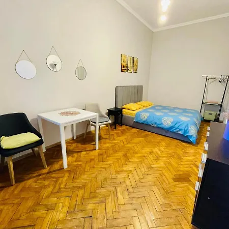 джерельна 25, в центрі з двома ізольованими спальнями