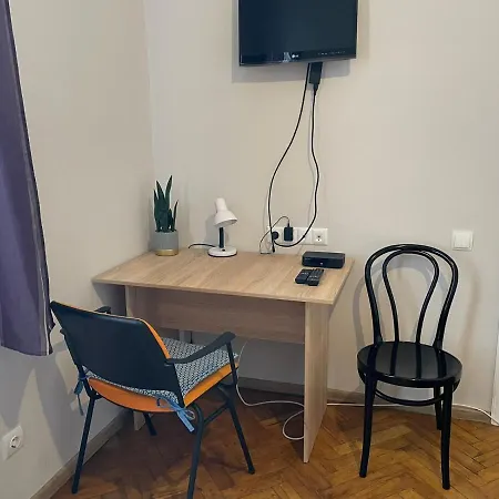 джерельна 25, в центрі з двома ізольованими спальнями