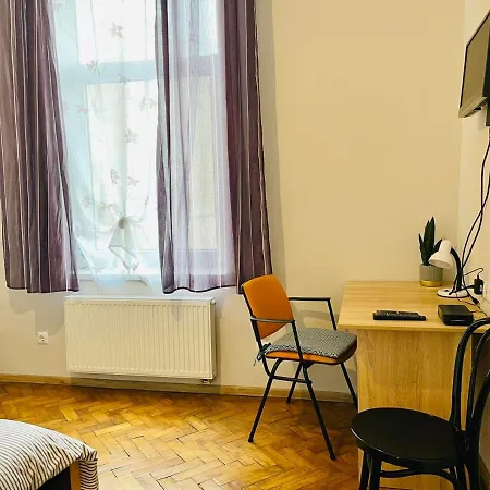 джерельна 25, в центрі з двома ізольованими спальнями