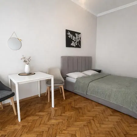 джерельна 25, в центрі з двома ізольованими спальнями *