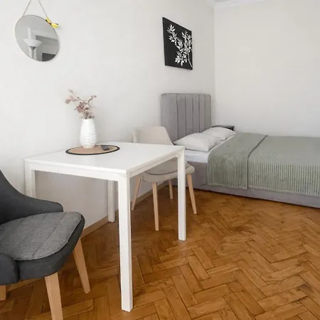 джерельна 25, в центрі з двома ізольованими спальнями Apartmán