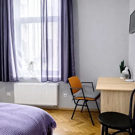 джерельна 25, в центрі з двома ізольованими спальнями