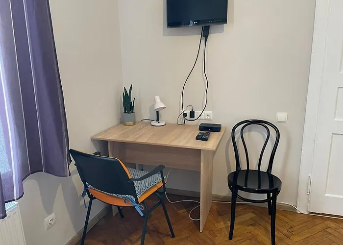 джерельна 25, в центрі з двома ізольованими спальнями