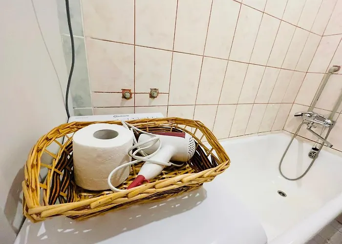 джерельна 25, в центрі з двома ізольованими спальнями *