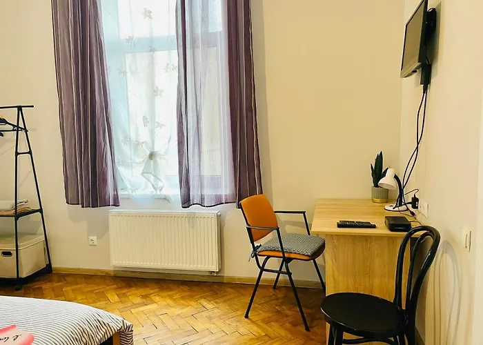 джерельна 25, в центрі з двома ізольованими спальнями