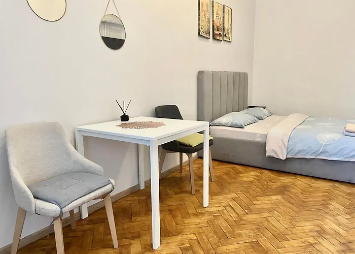 джерельна 25, в центрі з двома ізольованими спальнями *