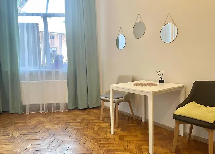 джерельна 25, в центрі з двома ізольованими спальнями *