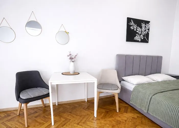 джерельна 25, в центрі з двома ізольованими спальнями Lvov