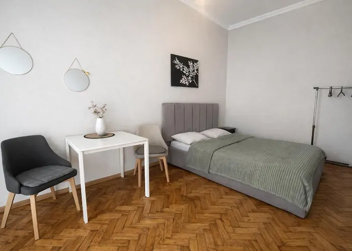 джерельна 25, в центрі з двома ізольованими спальнями *