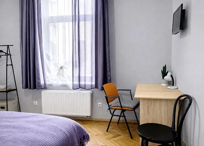 джерельна 25, в центрі з двома ізольованими спальнями