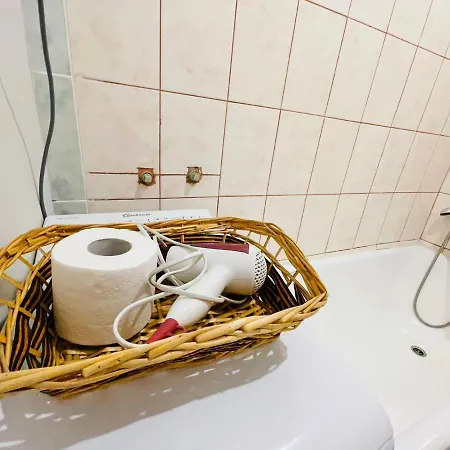 джерельна 25, в центрі з двома ізольованими спальнями *