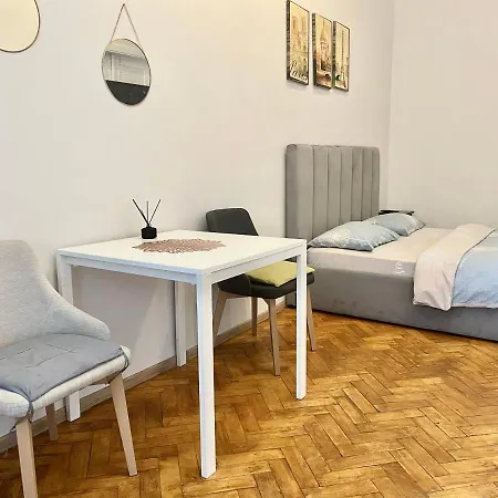 джерельна 25, в центрі з двома ізольованими спальнями *