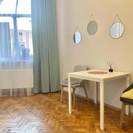 джерельна 25, в центрі з двома ізольованими спальнями *