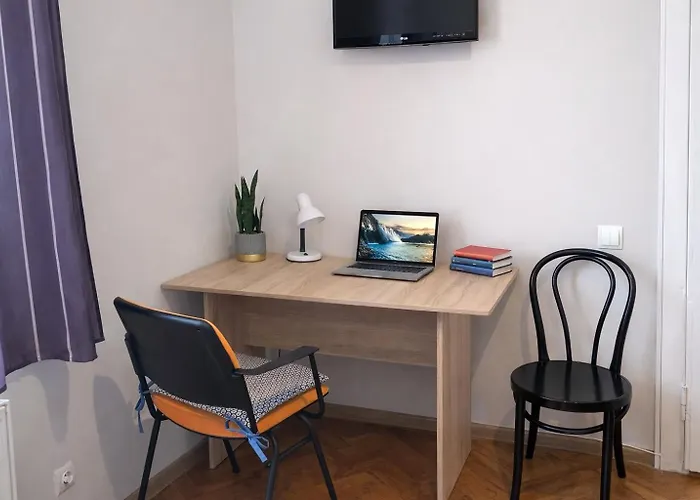 джерельна 25, в центрі з двома ізольованими спальнями דירה *